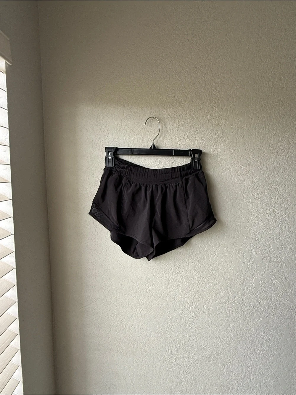 Lululemon Hotty Hot Low-Rise Lined Short 2.5